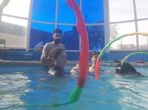 terapia con animales en piscina